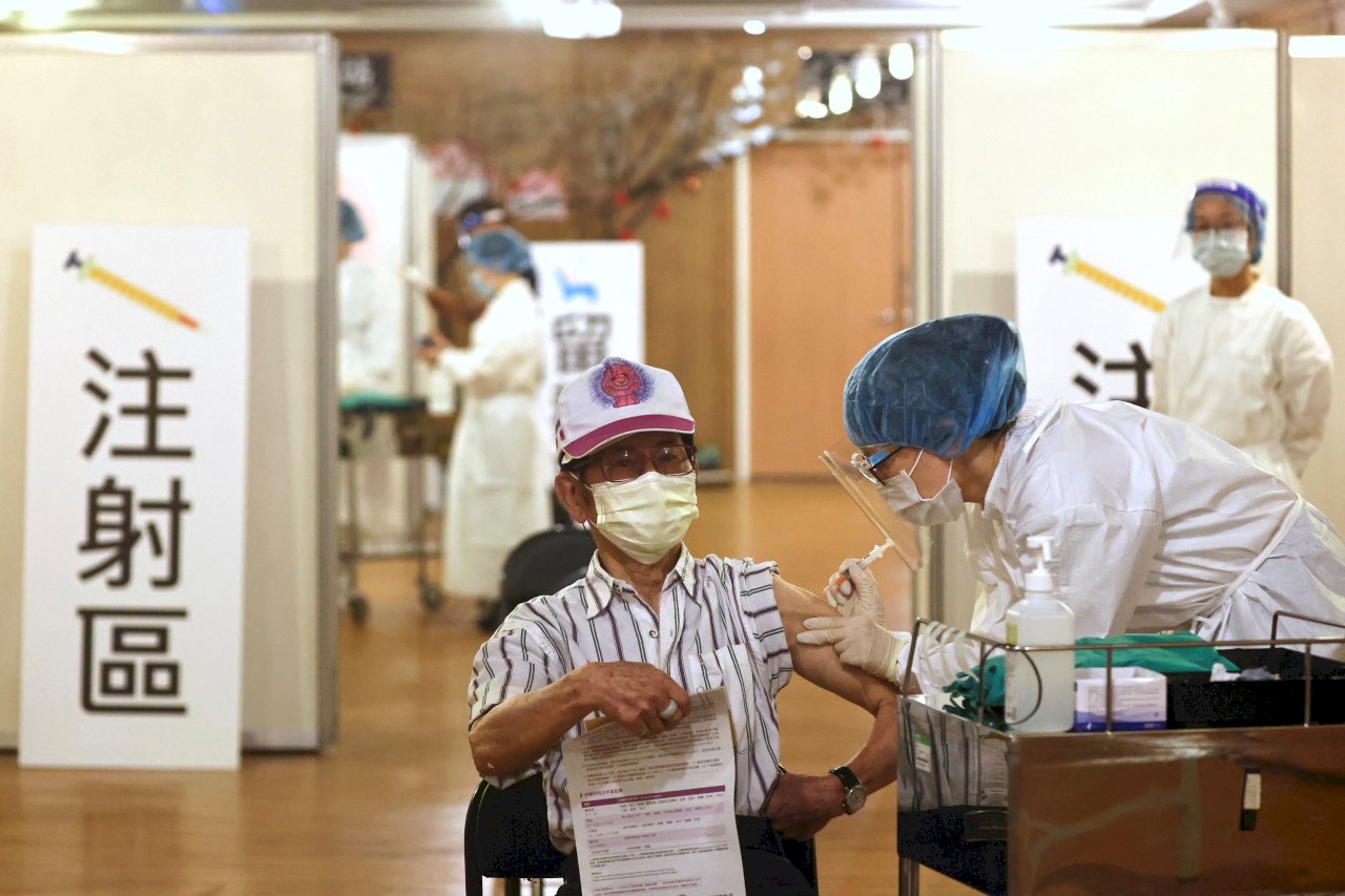 台北市開放第三波疫苗接種 75歲長者20日起可線上預約