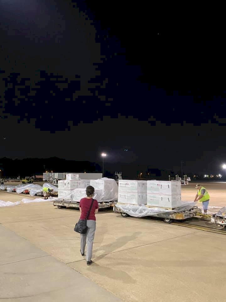 停機坪上親點收 蕭美琴：為加速取得250萬劑疫苗 台灣自行派機取貨
