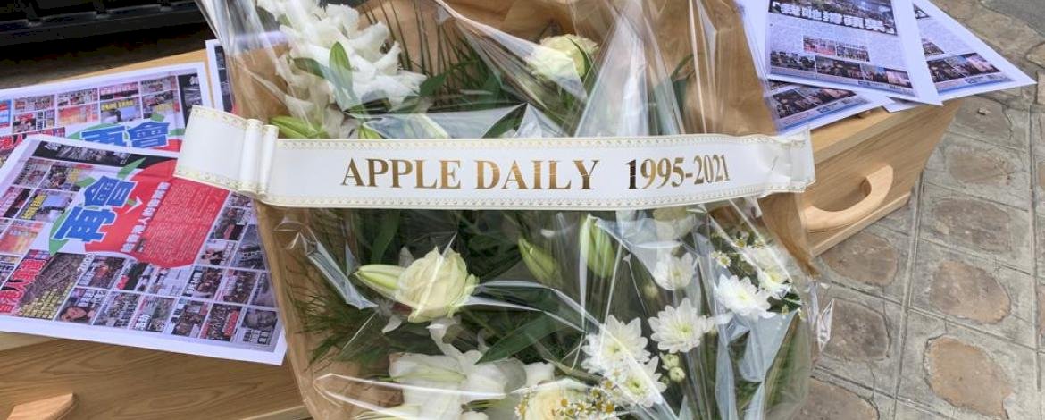 無國界記者組織抬棺抗議 譴責香港新聞自由死亡