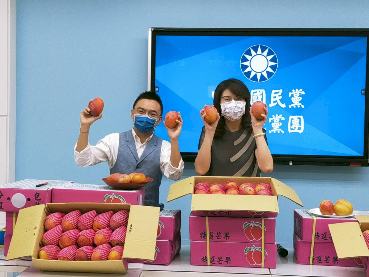 力挺枋山果農 國民黨團買100箱芒果：我們都是枋山人