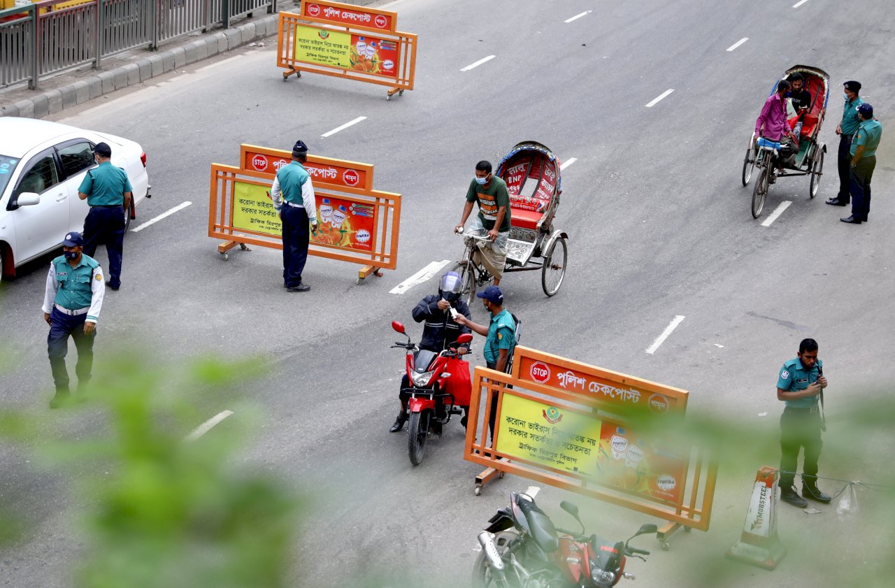 遏止嚴峻疫情 孟加拉軍警上街執行封城措施