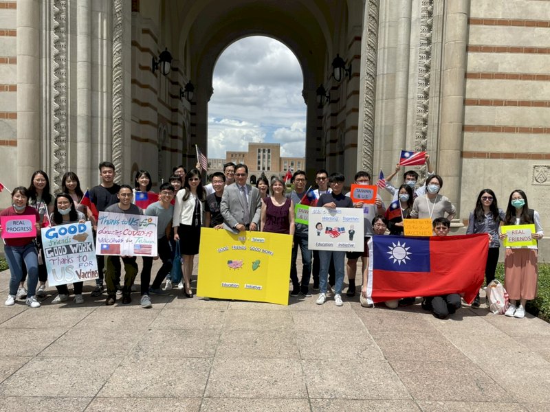 感謝美國捐贈疫苗 台灣留學生在休士頓拿國旗發聲