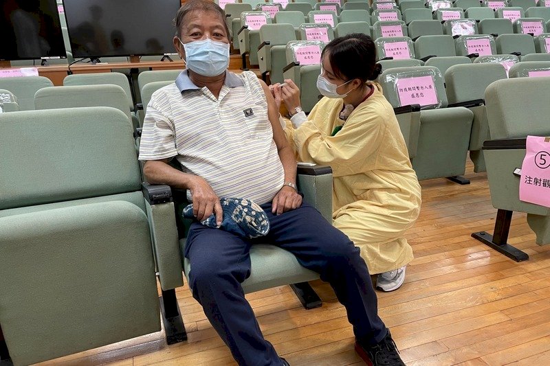腎友接種疫苗不可多喝水 以免引發肺水腫