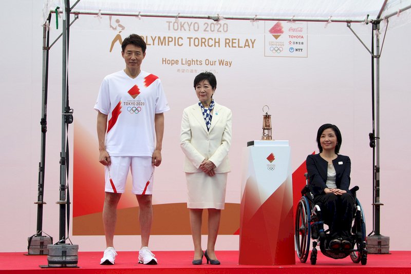 東奧聖火傳遞到東京 小池百合子：象徵希望之路