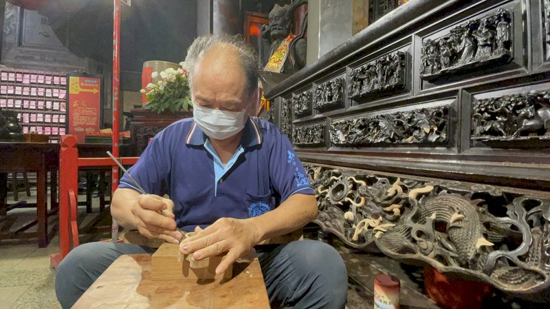 北港朝天宮趁疫情體檢  匠師敲打修復百年香案
