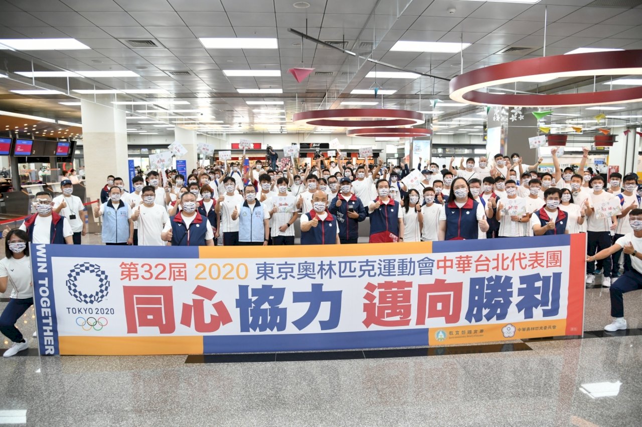前進東奧／中華隊搭機出征  蘇揆送機期勉選手奪最佳成績