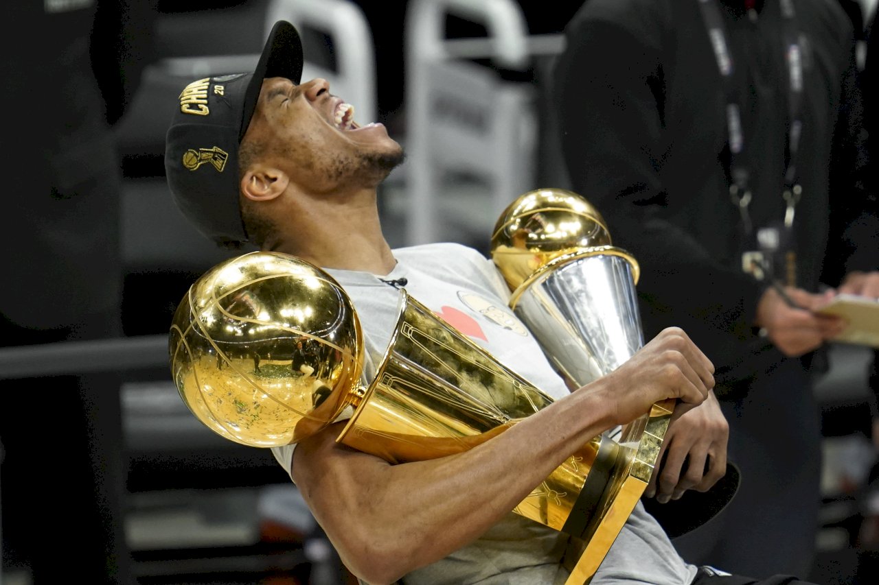 公鹿相隔50年摘下NBA總冠軍 字母哥榮鷹FMVP