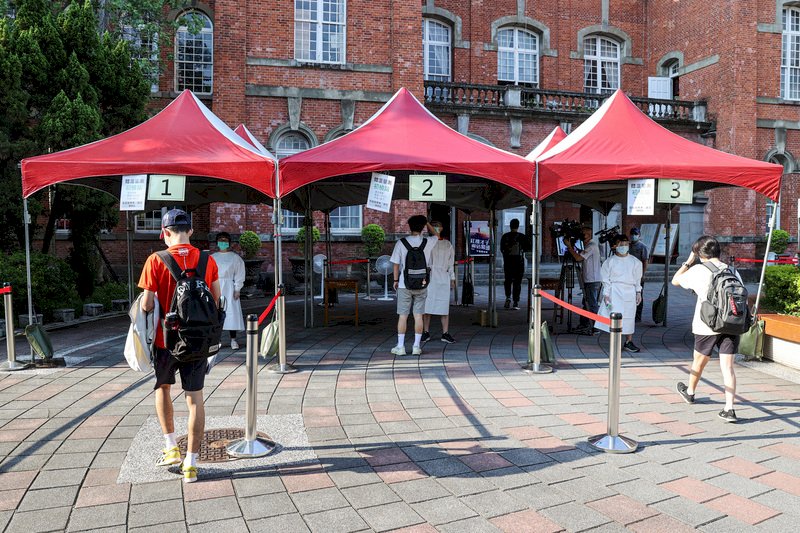 大學指考登場  考生須戴口罩量體溫  中午隔板用餐