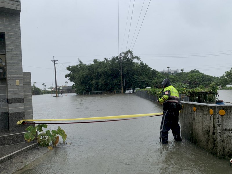 西南氣流南移、餘威猶存 氣象局持續發豪大雨特報