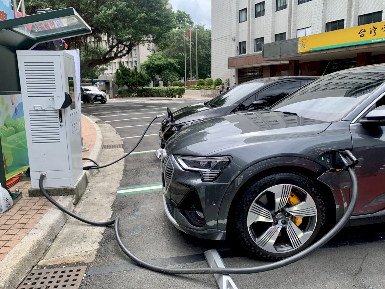 電動車主注意！台電本島首座智慧充電場今起開放免費充電