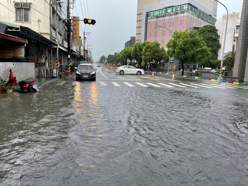 屏東高雄淹水一二級警戒  雲嘉南高屏停班停課