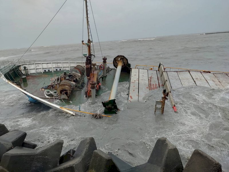 滿船物資美食沉入台海 山寶2號將就地拆解