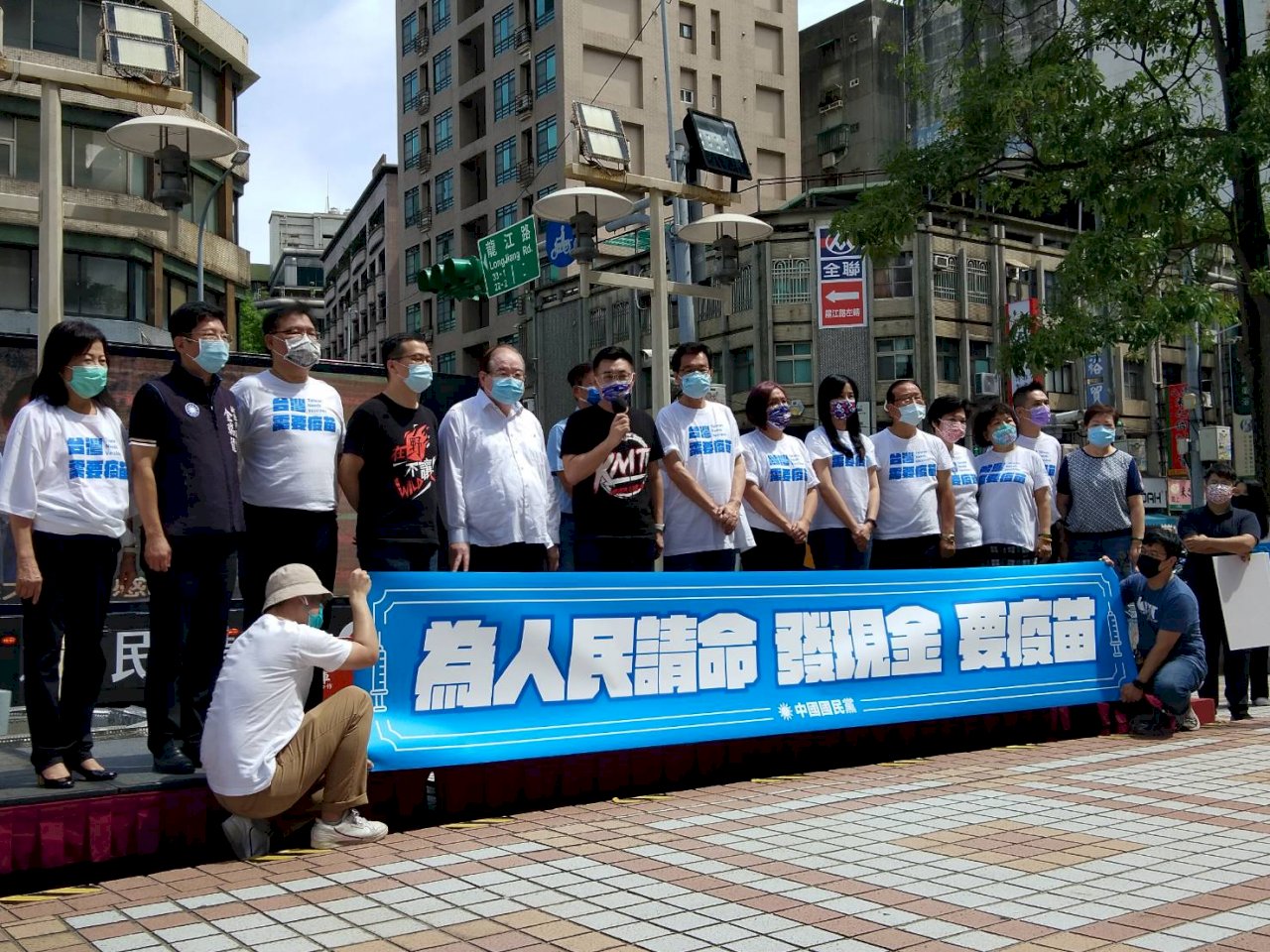 國民黨大型宣傳車繞行府院 放送「發現金、要疫苗」(影音）