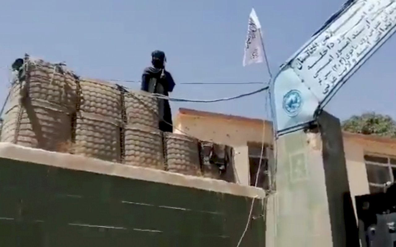 塔利班攻城掠地 奪得美軍武器助攻勢