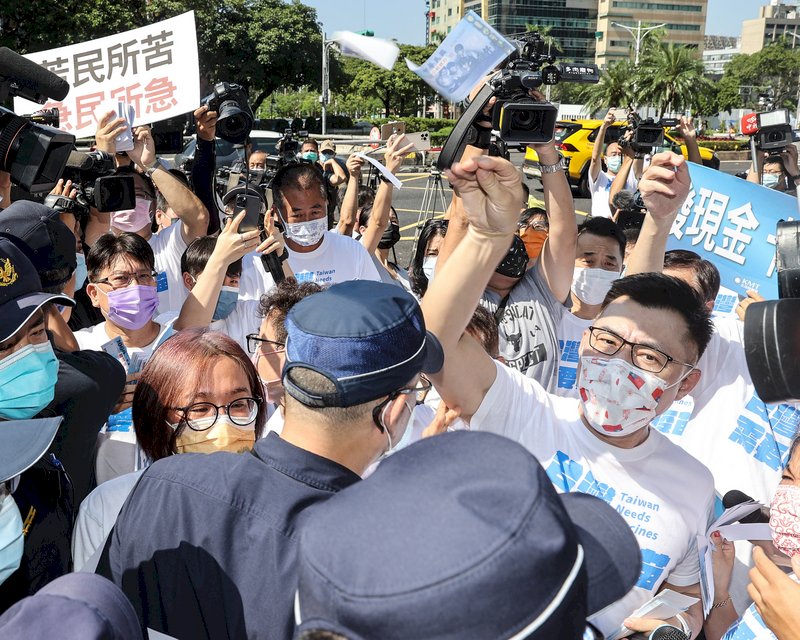 藍營赴政院抗議振興五倍券 江啟臣：發現金卡實在