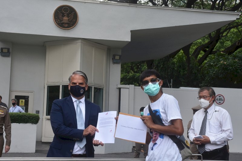 泰國示威團體不滿政府 向多國大使館遞交請願書