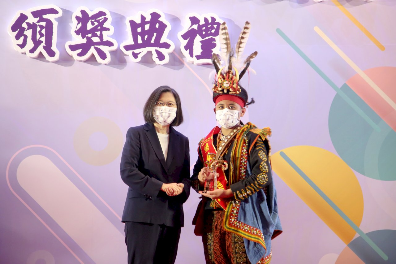 總統教育獎蔡英文親表揚 「斯卡羅」查馬克兒子忍父喪領獎