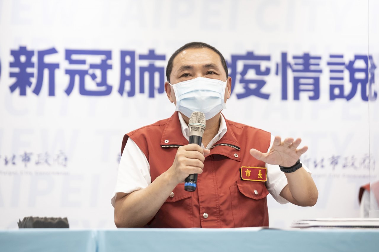 人潮湧入淡水看煙火  侯友宜提醒防疫仍要做好