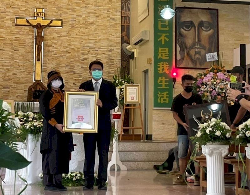 查馬克告別彌撒上百人弔唁  總統頒發褒揚令