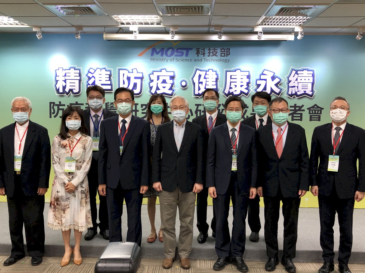 捍衛全民健康！科技部率五大院校展現防疫科學研究中心成果