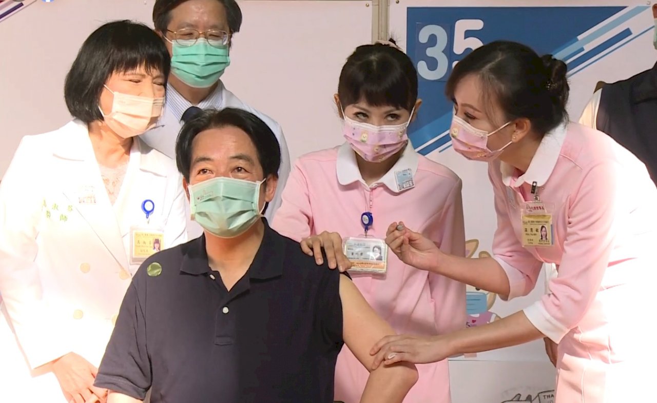 賴清德完成高端首劑接種 籲民眾打疫苗保護自己與家人