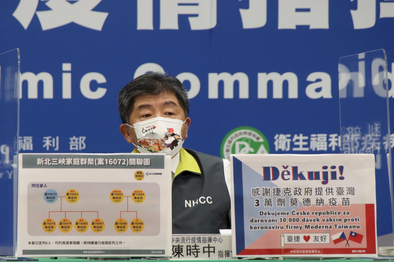 捷克贈送3萬劑莫德納疫苗 運抵桃園機場