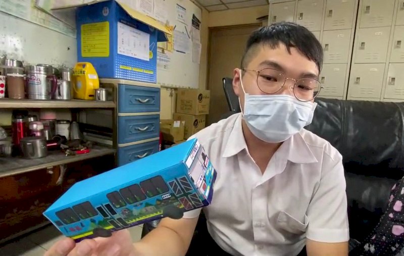 製作無數公車模型 林弘翊26歲圓夢考取公車司機