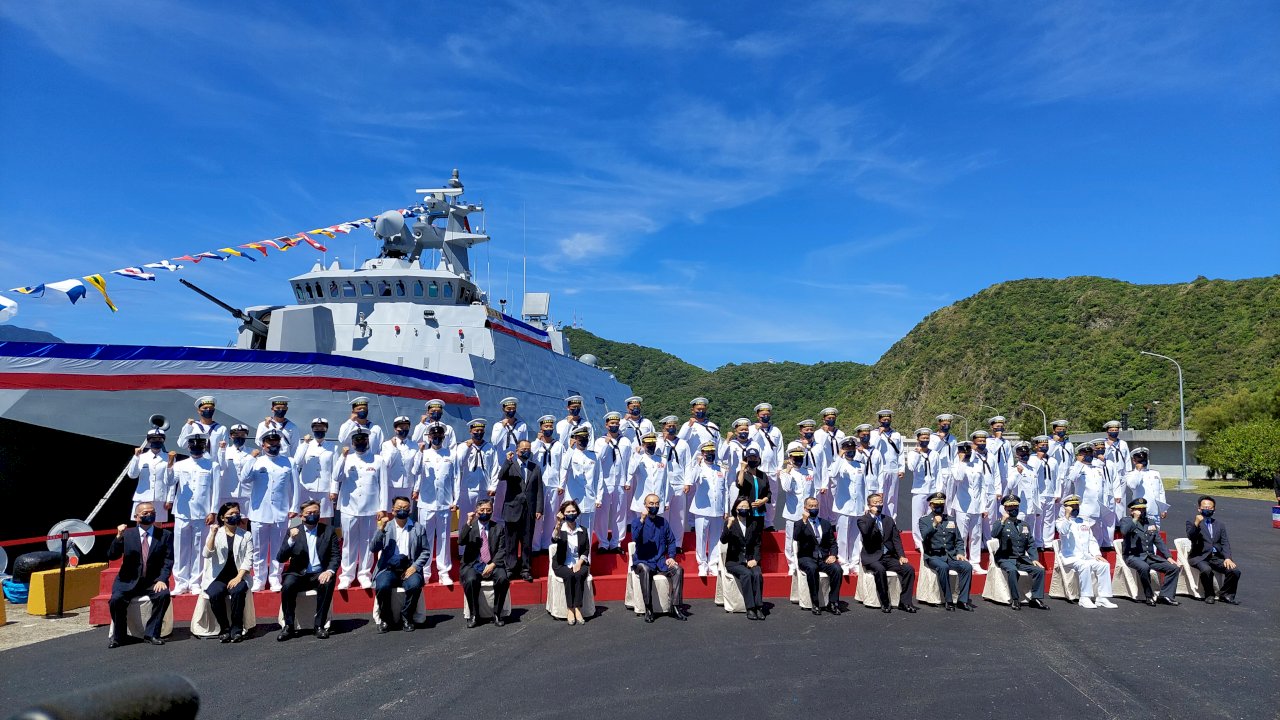 國造塔江軍艦今成軍 總統：海軍捍衛海疆將如虎添翼（影音）