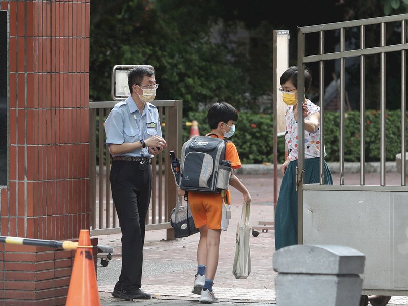 新北「校園疫苗護照」惹議 侯友宜：校園安全最重要