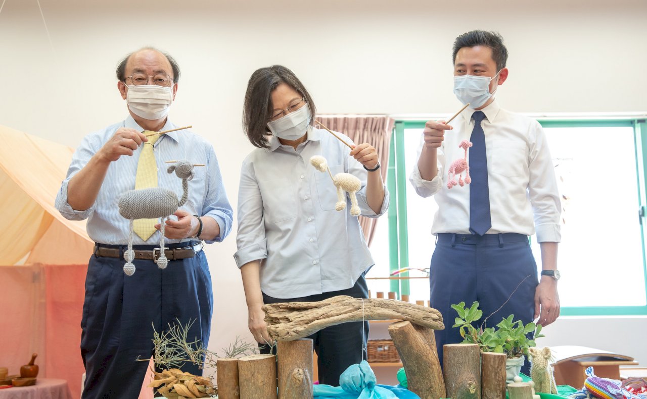 總統：普及平價優質幼兒教育 減輕年輕父母負擔