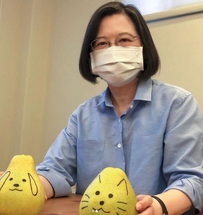 宅家過中秋也要儀式感 總統秀手繪柚子