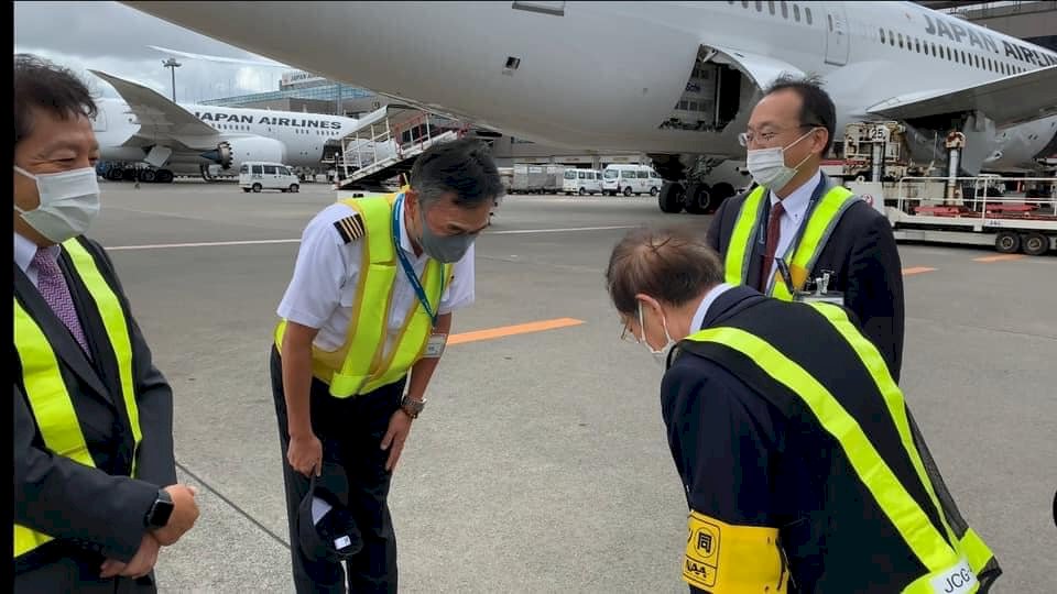 日5度贈台AZ疫苗下午到貨  謝長廷送機