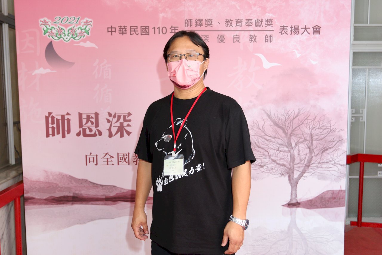 「神助手邱老大」獲師鐸獎 感謝爸爸和任天堂