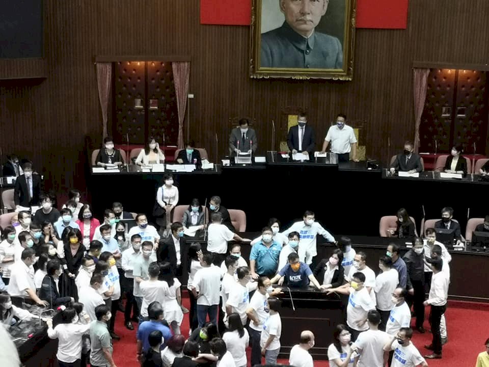 蘇揆在立院朝野衝突下施政報告 譴責藍營是暴力的政黨