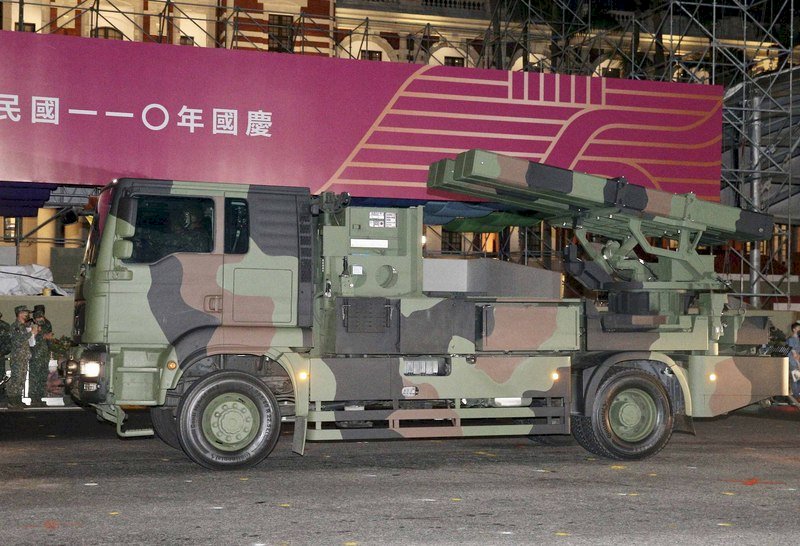 地面兵力國慶預演  陸射劍二飛彈車首度亮相