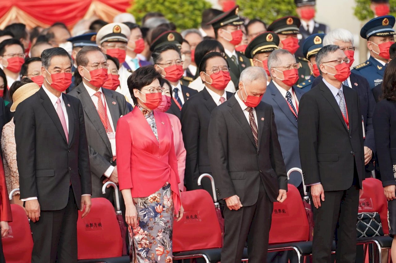 港府升旗慶「十一」 官員紅色口罩表效忠