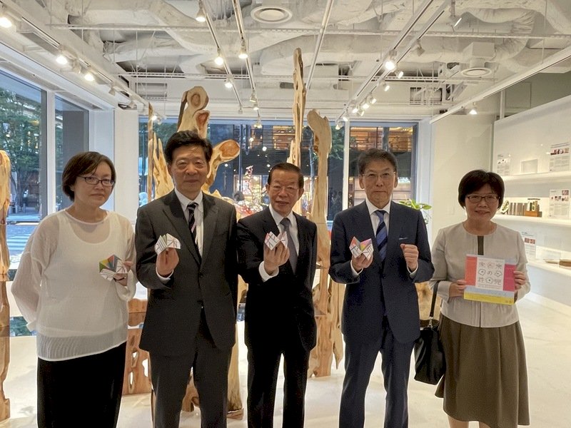 台日文化交流盛會登場  謝長廷「賞花」