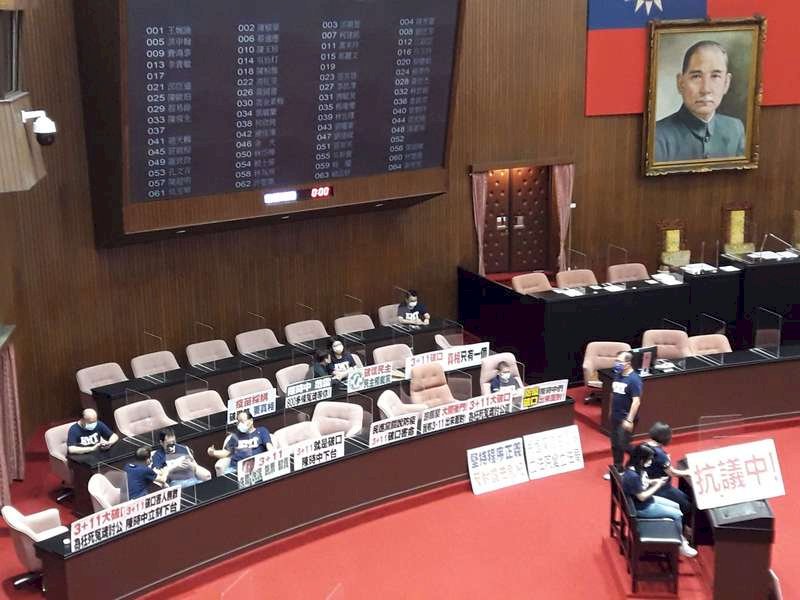 藍委再占領議場官員席  持續杯葛院會議事