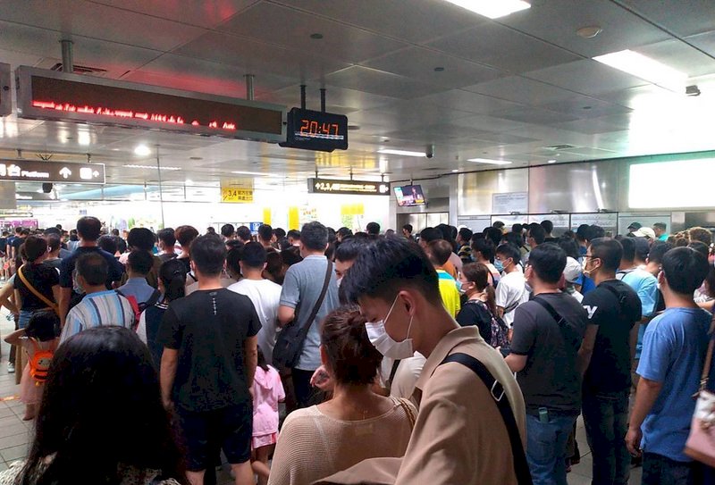 國慶焰火在高雄湧人潮 吸引逾33萬人次觀賞