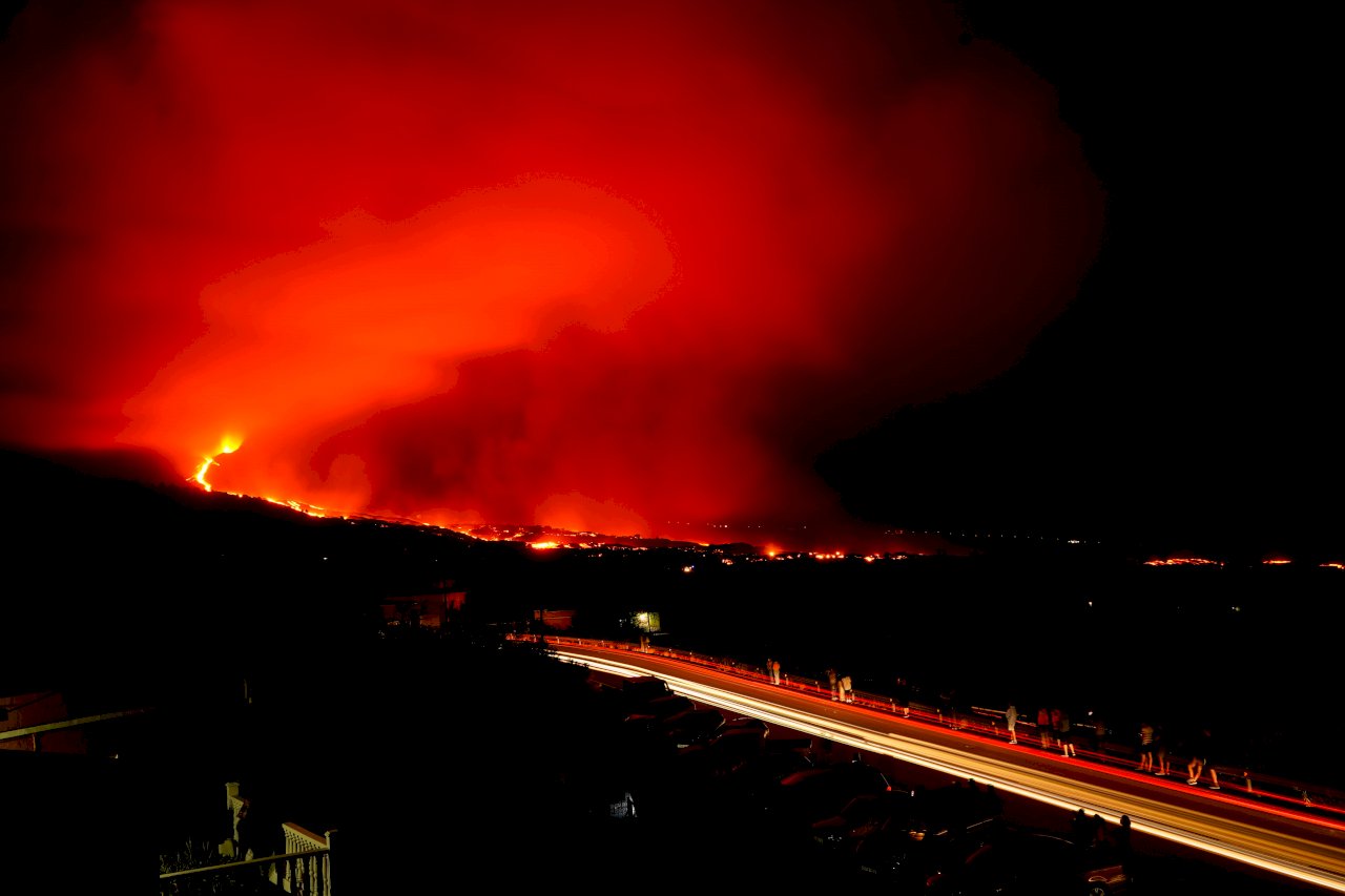 西班牙火山噴發後機場重啟 航班恢復