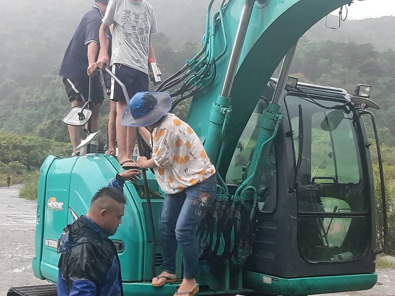 怪手神救援！ 花蓮露營溪水暴漲 6受困遊客解圍