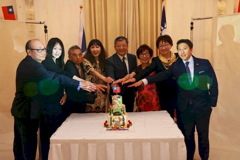 英國僑界慶雙十藝術家展創意 期待疫後國際接軌