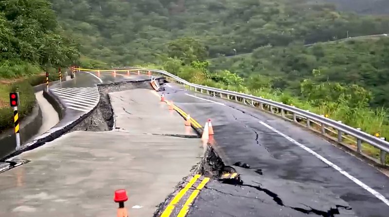 豪雨轟炸 花蓮南區土石流灌進民宅 玉長公路全線封閉