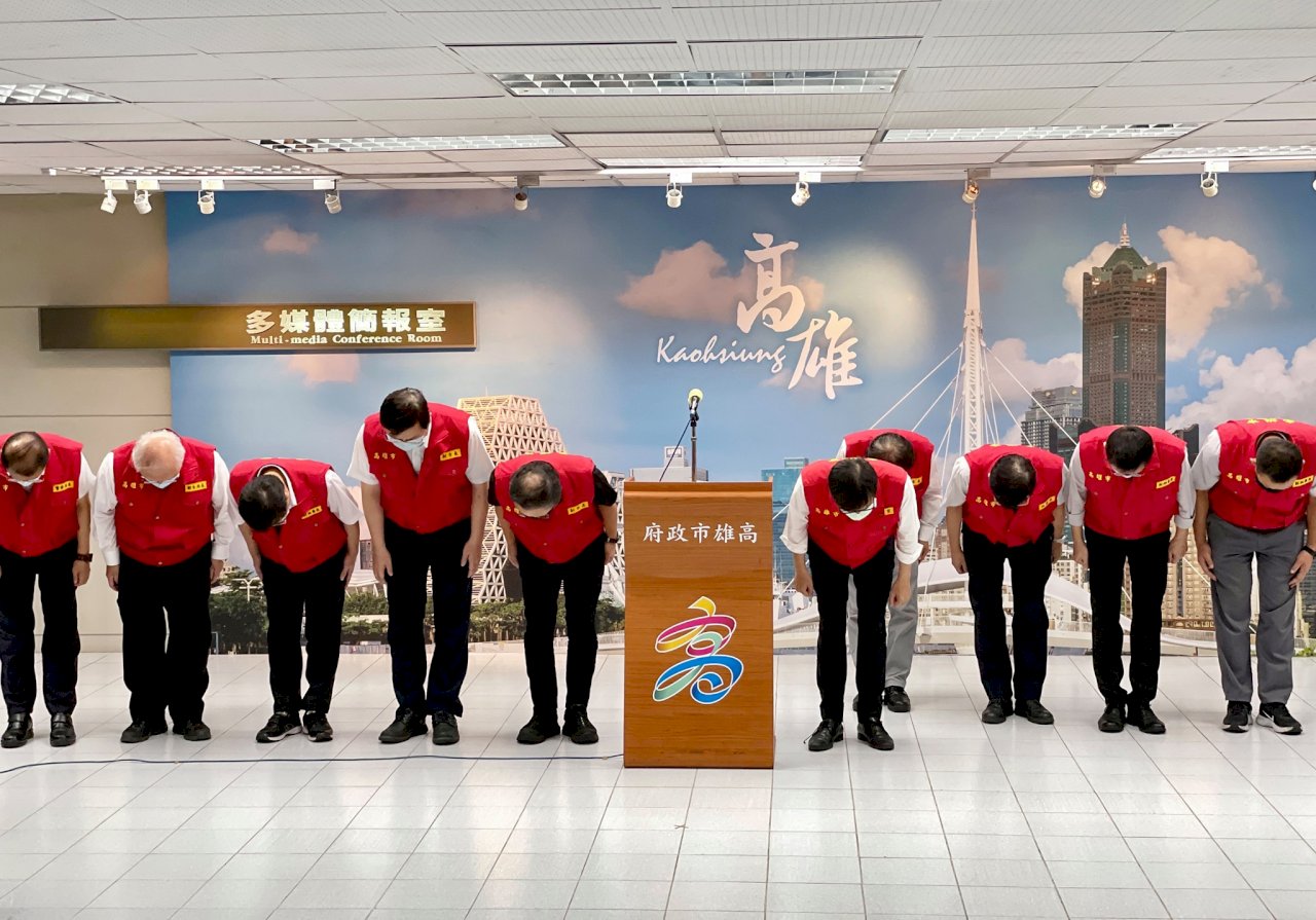高雄城中城大火死傷慘重 陳其邁率市府首長鞠躬致歉