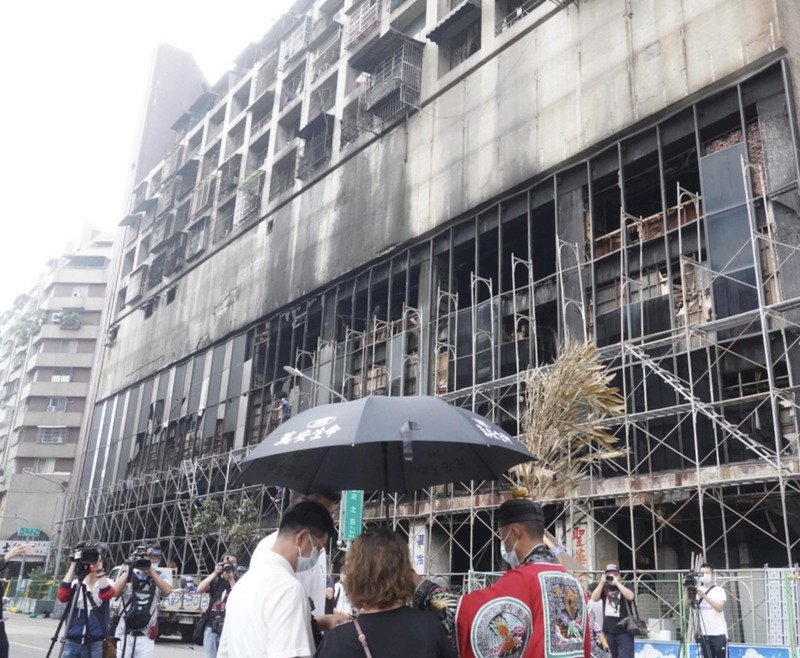 悼念高雄城中城罹難者 政院宣布22日全國降半旗