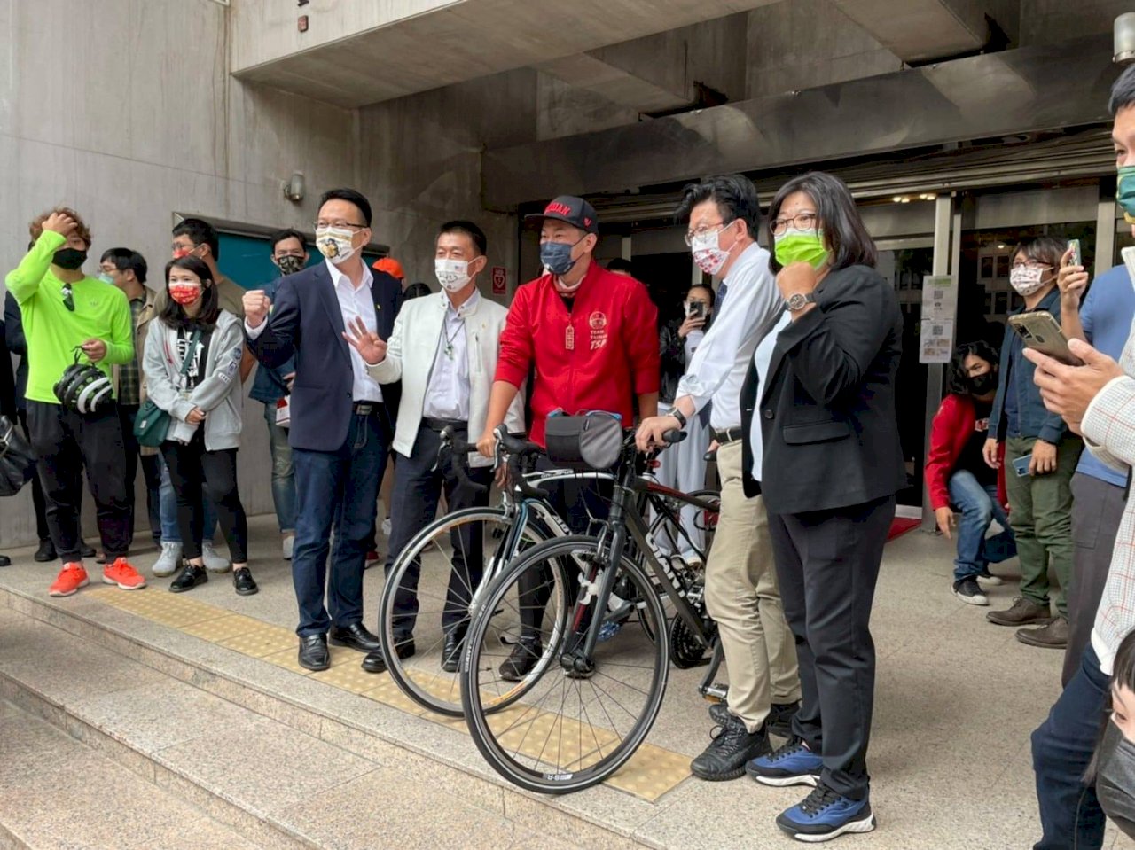 卸下立委職務 陳柏惟自立法院騎單車回台中