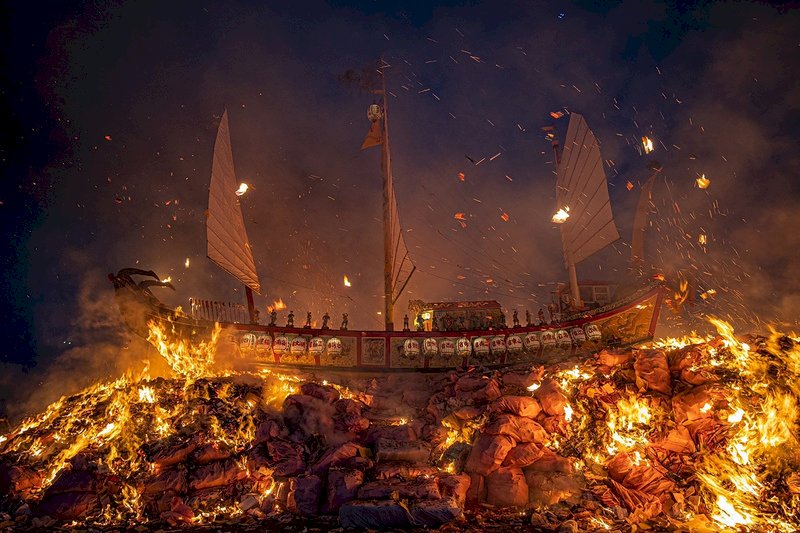 東港迎王平安祭燒王船  熊熊烈火中結束祭典