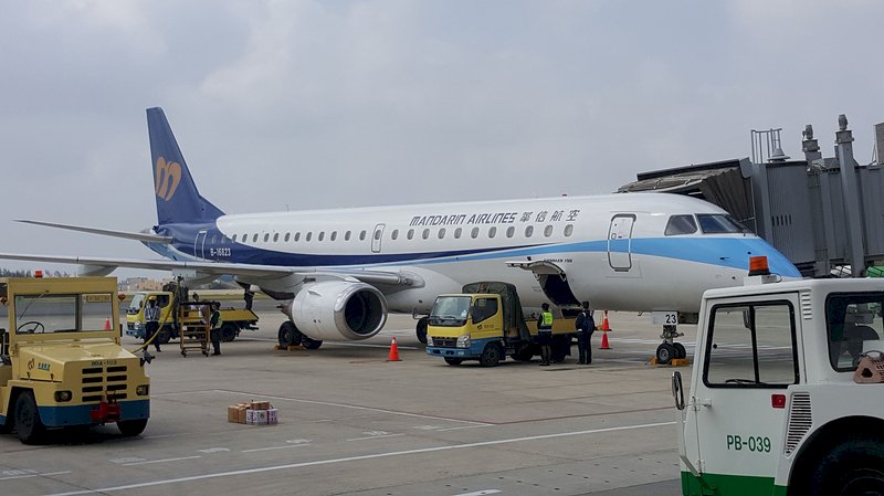 華信航空發動機外罩上掀、緊急回降高雄 民航局展開調查