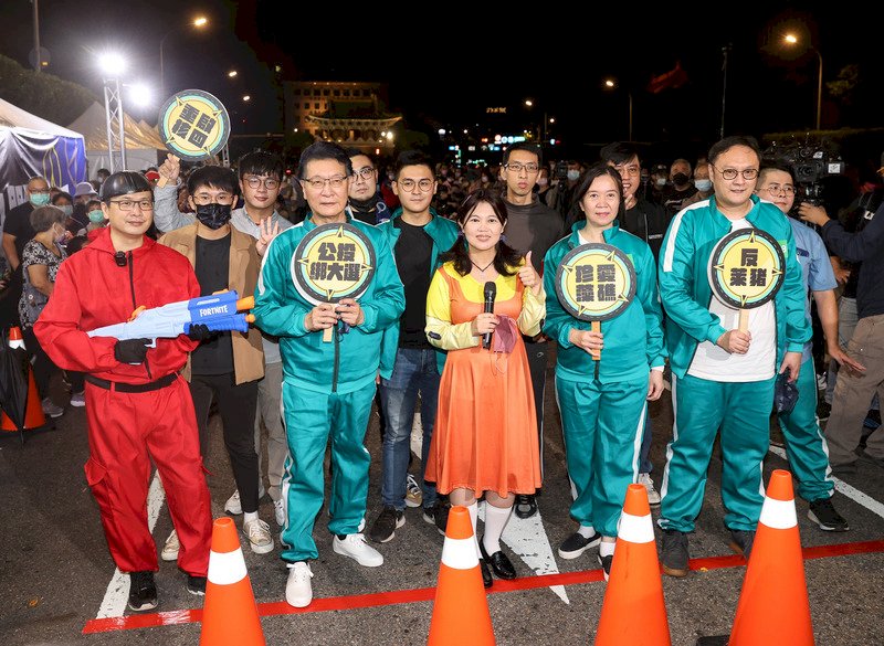 藍營夜宿凱道 魷魚遊戲橋段宣傳公投