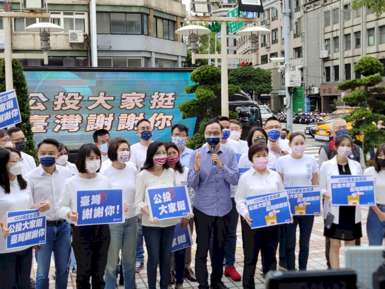 藍營公投宣講戰車出發 朱立倫：公投大家挺 台灣謝謝你